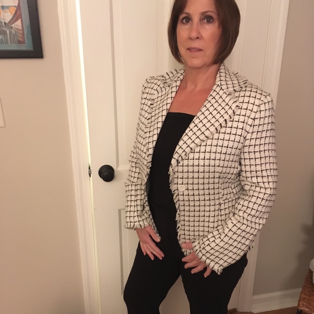 🖤 Black and white,  flattering blazer/jacket!